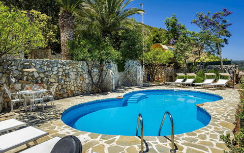Casa Sally: Blau, Schwimmbad, Gartenmöbel, Resort, Möbel, Eco Hotel, Flagstone, Schatten, Stuhl, Freizeit