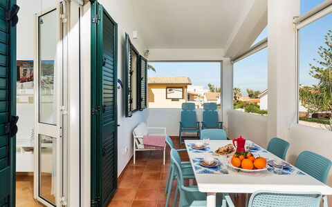 Ippocampo: Tür, Stuhl, Wohnung, Gartenmöbel, Schatten, Balkon, Markise, Zimmerpflanze, Tisch Im Freien, Küche & Esszimmer Tisch