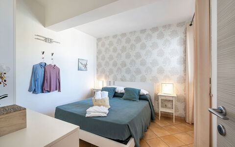 Ippocampo: Möbel, Interior Design, Flooring, Schlafzimmer, Fussboden, Bett, Zimmer, Textil, Linens, Decke