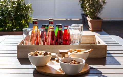 Kalimba: Essen, Geschirr, Zutat, Produzieren, Obst, Flasche, Servierware, Drinkware