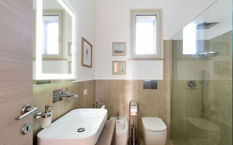 Kalimba: Badezimmer, Flooring, Interior Design, Armatur, Wand, Fussboden, Sinken, Bad Sink, Toilette, Zapfhahn