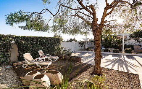 Ninfa: Gartenmöbel, Garten, Schatten, Landscaping, Hinterhof, Blumentopf, Garten, Terrasse, Eco Hotel