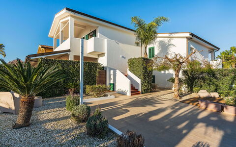 Ninfa: Gebäude, Wohngebiet, Haus, Zuhause, Die Architektur, Fassade, Strauch, Dach, Estate