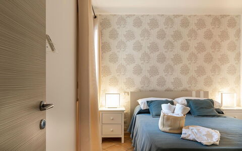 Ninfa: Interior Design, Möbel, Wand, Schlafzimmer, Bett, Holz, Fussboden, Flooring, Bettdecke, Textil