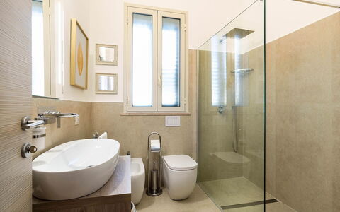 Ninfa: Badezimmer, Flooring, Armatur, Interior Design, Fussboden, Toilette, Toilleten Sitz, Wand, Bad Sink, Sinken