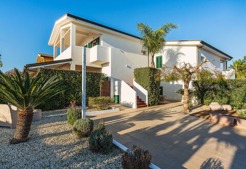 Ninfa: Gebäude, Wohngebiet, Haus, Zuhause, Die Architektur, Fassade, Strauch, Dach, Estate