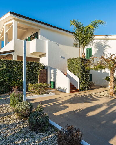 Ninfa: Gebäude, Wohngebiet, Haus, Zuhause, Die Architektur, Fassade, Strauch, Dach, Estate