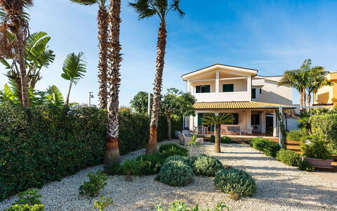 Stella Marina: Wohngebiet, Haus, Die Architektur, Zuhause, Strauch, Estate, Garten, Landscaping, Auffahrt
