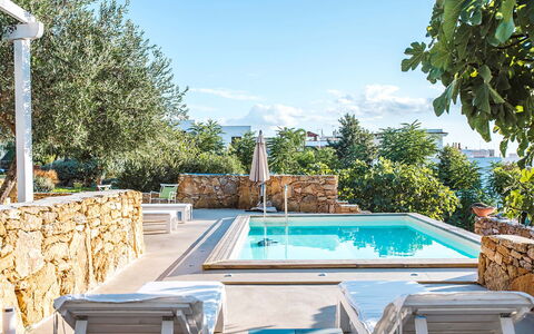 Villa la Rezza: Blau, Schwimmbad, Verbundwerkstoff, Gartenmöbel, Resort, Eco Hotel, Estate, Schatten, Stuhl, Villa