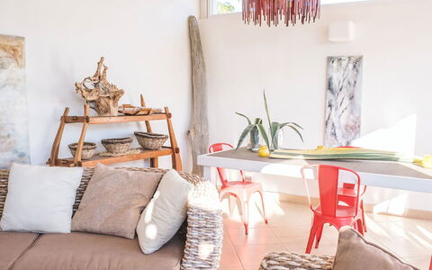 Villa la Rezza: Möbel, Interior Design, Holz, Zuhause, Textil, Zimmer, Beleuchtung, Wohnzimmer, Flooring, Tabelle