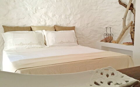 Villa la Rezza: Möbel, Schlafzimmer, Bett, Linens, Bedding, Holz, Bettdecke, Interior Design, Textil, Zimmer