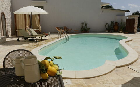 Masseria San Michele: Schwimmbad, Gartenmöbel, Verbundwerkstoff, Resort, Regenschirm, Stuhl, Beton, Flagstone, Schatten, Sonnenliege
