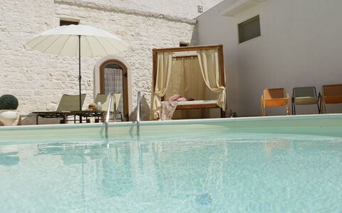 Masseria San Michele: Schwimmbad, Möbel, Verbundwerkstoff, Gartenmöbel, Resort, Regenschirm, Stuhl, Zimmerpflanze, Hotel, Sonnenliege