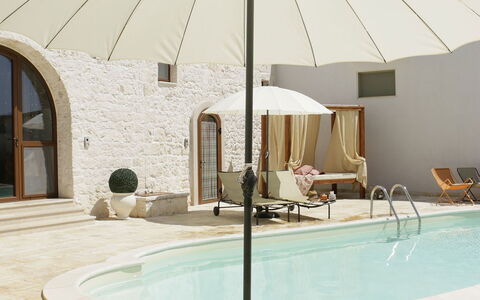Masseria San Michele: Regenschirm, Gartenmöbel, Schatten, Sonnenliege, Stuhl, Tisch Im Freien, Design, Schwimmbad, Terrasse