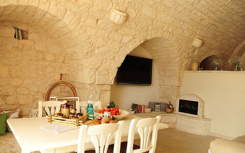 Masseria San Michele: Wand, Möbel, Interior Design, Flooring, Decke, Fussboden, Zimmer, Stuhl, Wohnzimmer, Steinwand