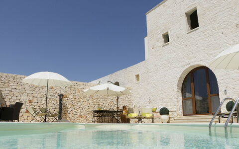 Masseria San Michele: Wand, Gartenmöbel, Estate, Schwimmbad, Steinwand, Villa, Flagstone, Hazienda, Sonnenliege, Karawanserei
