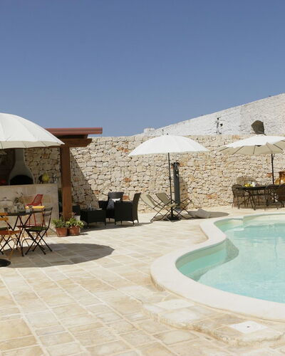 Masseria San Michele: Gartenmöbel, Flagstone, Schwimmbad, Steinwand, Regenschirm, Resort, Schatten, Stuhl, Beton, Terrasse
