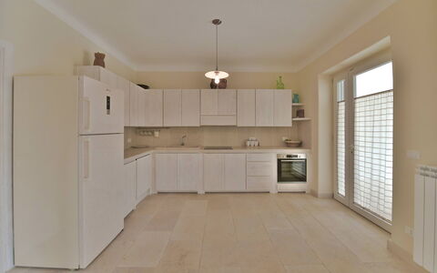 Masseria Ostuni: Flooring, Fussboden, Cabinetry, Interior Design, Countertop, Küche, Holz, Decke, Möbel, Beleuchtung