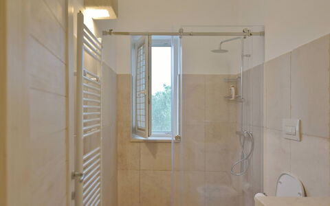 Masseria Ostuni: Wand, Armatur, Flooring, Fussboden, Badezimmer, Interior Design, Installation, Beleuchtung, Duschkopf, Dusche
