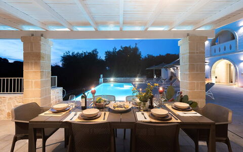Masseria Ostuni: Möbel, Stuhl, Interior Design, Flooring, Tabelle, Gartenmöbel, Küche & Esszimmer Tisch, Schwimmbad, Decke, Resort