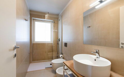 La Rosa dei Venti: Badezimmer, Flooring, Armatur, Wand, Fussboden, Interior Design, Sinken, Bad Sink, Toilette, Zapfhahn