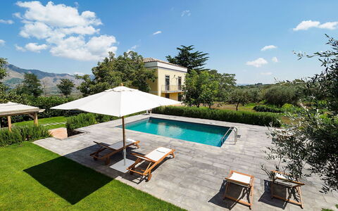 Villa Alcantara: Schwimmbad, Zuhause, Garten, Estate, Rasen, Resort, Landscaping, Bauernhaus, Hinterhof, Garten