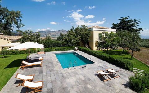 Villa Alcantara: Schwimmbad, Gartenmöbel, Resort, Möbel, Estate, Schatten, Sonnenliege, Garten, Landscaping, Eco Hotel