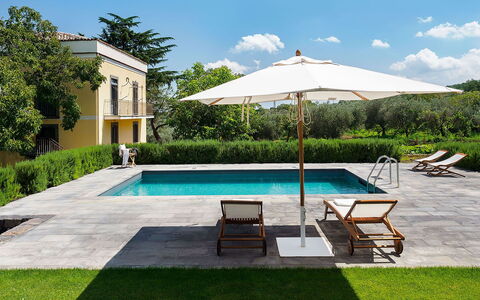 Villa Alcantara: Schwimmbad, Regenschirm, Gartenmöbel, Resort, Möbel, Schatten, Garten, Stuhl, Rasen, Estate