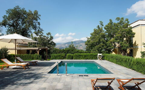 Villa Alcantara: Schwimmbad, Gartenmöbel, Möbel, Regenschirm, Resort, Sonnenliege, Schatten, Stuhl, Eco Hotel, Gebirge