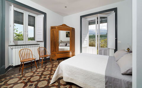 Villa Alcantara: Möbel, Schlafzimmer, Interior Design, Bett, Flooring, Bedding, Bettdecke, Fussboden, Decke, Zimmer