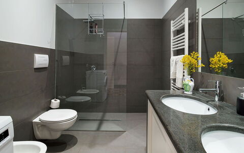 Villa Alcantara: Badezimmer, Interior Design, Armatur, Flooring, Wand, Fussboden, Sinken, Toilette, Bad Sink, Toilleten Sitz