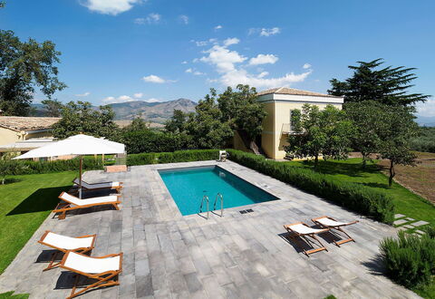 Villa Alcantara: Schwimmbad, Gartenmöbel, Resort, Möbel, Estate, Schatten, Sonnenliege, Garten, Landscaping, Eco Hotel