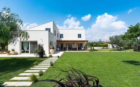 Villa Orangella: Zuhause, Haus, Wohngebiet, Grundstueck, Rasen, Estate, Schatten, Garten, Garten