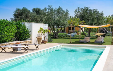 Villa Orangella: Schwimmbad, Resort, Verbundwerkstoff, Blumentopf, Gartenmöbel, Eco Hotel, Schatten, Garten, Zimmerpflanze, Hazienda