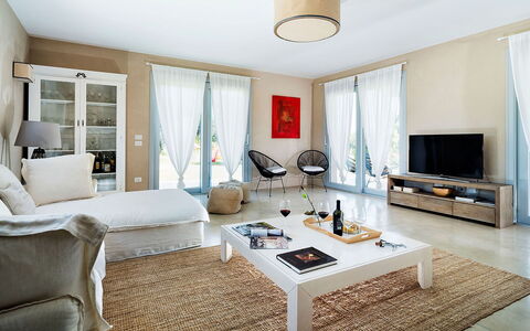 Villa Orangella: Möbel, Interior Design, Flooring, Fussboden, Couch, Zimmer, Wohnzimmer, Holz, Decke, Tabelle