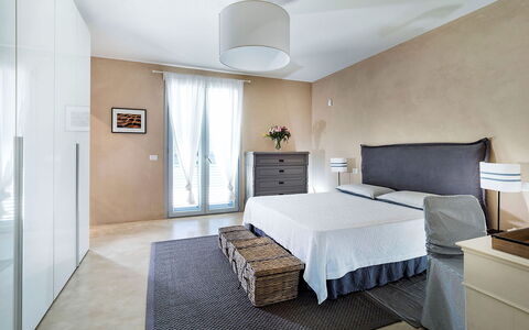 Villa Orangella: Möbel, Interior Design, Bett, Wand, Flooring, Fussboden, Schlafzimmer, Holz, Decke, Zimmer