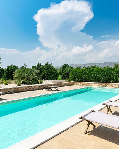Villa Orangella: Blau, Schwimmbad, Resort, Verbundwerkstoff, Eco Hotel, Gartenmöbel, Landscaping, Schatten, Hotel