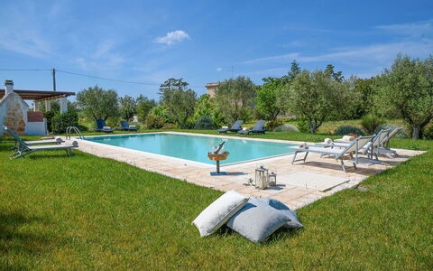 Trulli Martina: Schwimmbad, Resort, Gartenmöbel, Estate, Garten, Hazienda, Hinterhof, Landscaping, Eco Hotel, Rasen