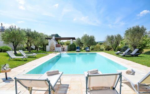 Trulli Martina: Blau, Schwimmbad, Resort, Garten, Gartenmöbel, Estate, Hazienda, Landscaping, Hinterhof, Eco Hotel