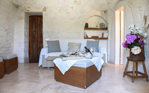 Trulli Martina: Möbel, Wand, Flooring, Interior Design, Fussboden, Zimmer, Stuhl, Tabelle, Wohnzimmer, Couch