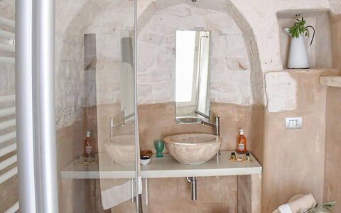 Trulli Martina: Wand, Interior Design, Zimmer, Armatur, Decke, Light Fixture, Sinken, Natürliches Material, Bad Sink, Zapfhahn