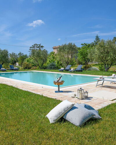 Trulli Martina: Schwimmbad, Resort, Gartenmöbel, Estate, Garten, Hazienda, Hinterhof, Landscaping, Eco Hotel, Rasen