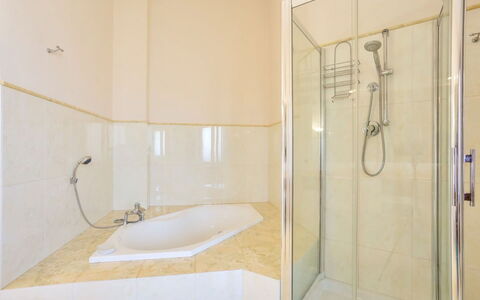 Villa Acquamarina: Flooring, Fussboden, Interior Design, Armatur, Badezimmer, Decke, Zimmer, Dusche, Installation, Zapfhahn