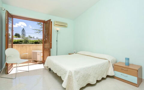 Villa Acquamarina: Interior Design, Wand, Fussboden, Flooring, Bett, Holz, Möbel, Schlafzimmer, Bettdecke, Zimmer
