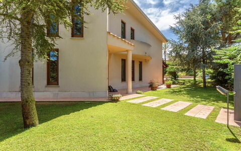 Villa Acquamarina: Gebäude, Zuhause, Wohngebiet, Haus, Die Architektur, Strauch, Rasen, Tür, Garten, Estate