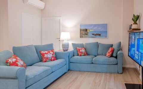 Apartment Bud: Möbel, Couch, Interior Design, Flooring, Fussboden, Zimmer, Wohnzimmer, Wohnung, Textil, Dekokissen