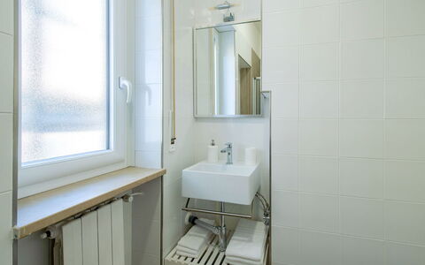 Apartment Bud: Badezimmer, Wand, Flooring, Armatur, Fussboden, Interior Design, Bad Sink, Sinken, Installation, Zapfhahn