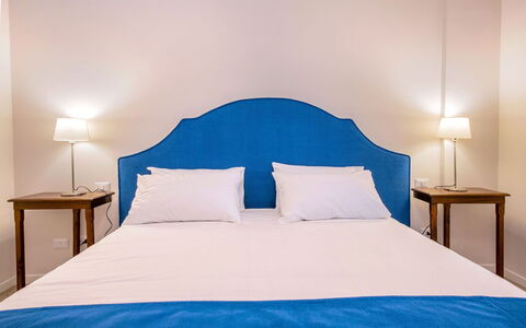 Apartment Bud: Möbel, Schlafzimmer, Interior Design, Bett, Fussboden, Bettdecke, Flooring, Bedding, Linens, Textil