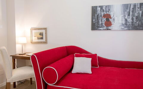 Apartment Bud: Möbel, Interior Design, Rot, Couch, Textil, Flooring, Fussboden, Zuhause, Wohnzimmer