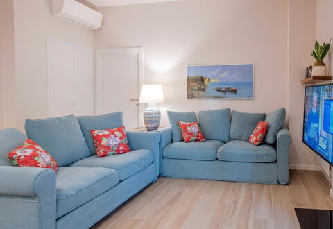 Apartment Bud: Möbel, Couch, Interior Design, Flooring, Fussboden, Zimmer, Wohnzimmer, Wohnung, Textil, Dekokissen